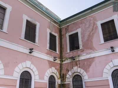 Gi� da qui la bella immagine che avevamo avuto dall�alto inizia a mostrare un�altra faccia: sul muro di fronte al parcheggio compaiono larghe chiazze di muschio e muffa, segno evidente che l�umidit� si sta facendo strada sugli edifici
